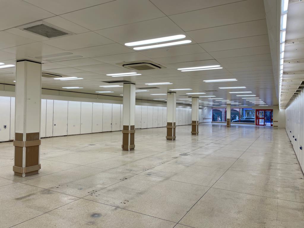 Lot: 145 - VACANT COMMERCIAL PREMISES IN HIGH STREET LOCATION - Vacant commercial shop floor
